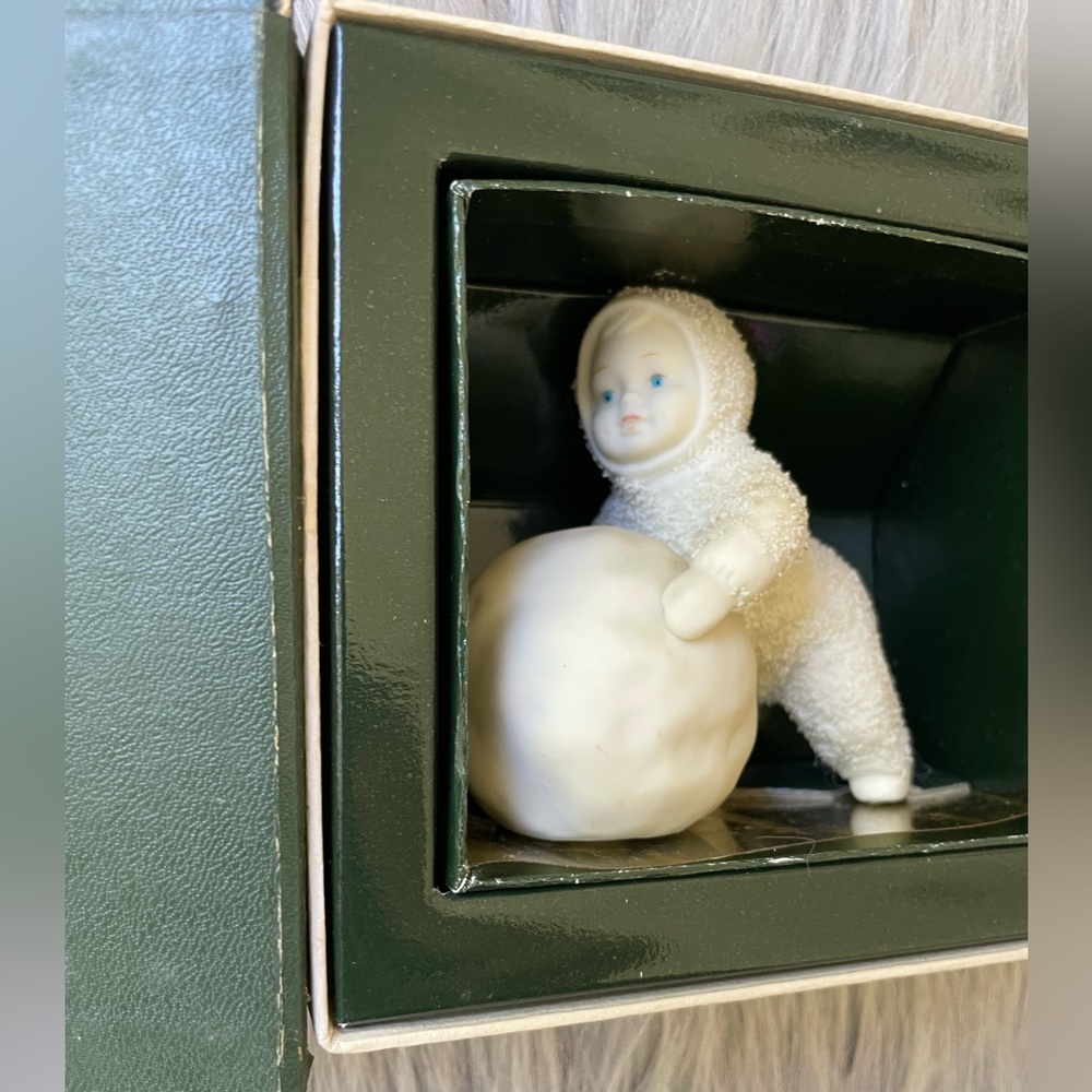 Dept. 56 Snowbabies Porcelain Figurine “I’m Making Snowballs!” #7962-6-IOB. - Picture 2 of 8